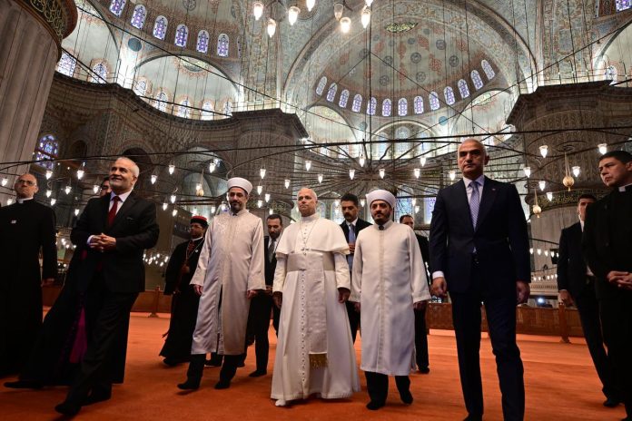 Papa Leo XIV, Türkiye Ziyareti Sırasında İstanbul'un Sultanahmet Camii'ni Ziyaret Etti