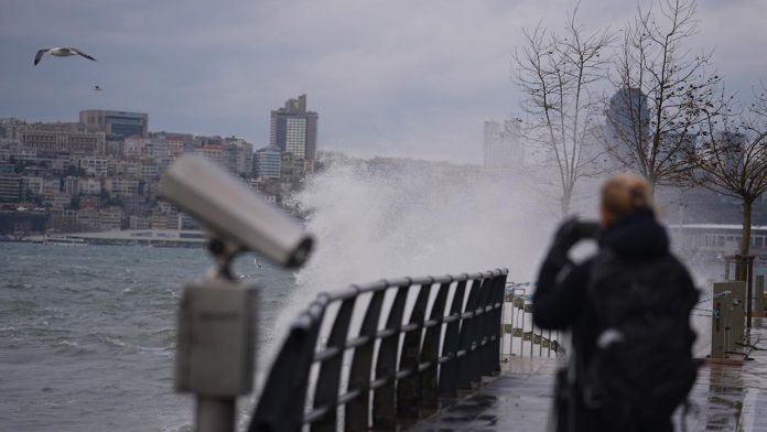 İstanbul’da lodos etkisini artırdı Deniz ulaşımı aksadı