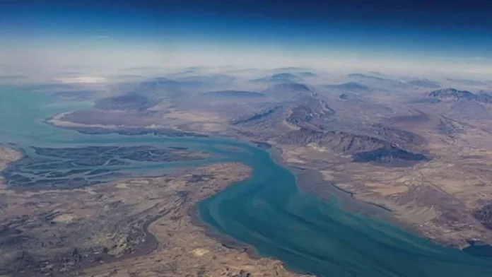 İran, ABD Ablukasını Gerekçe Göstererek Hürmüz Boğazı'nı Yeniden Kapattı