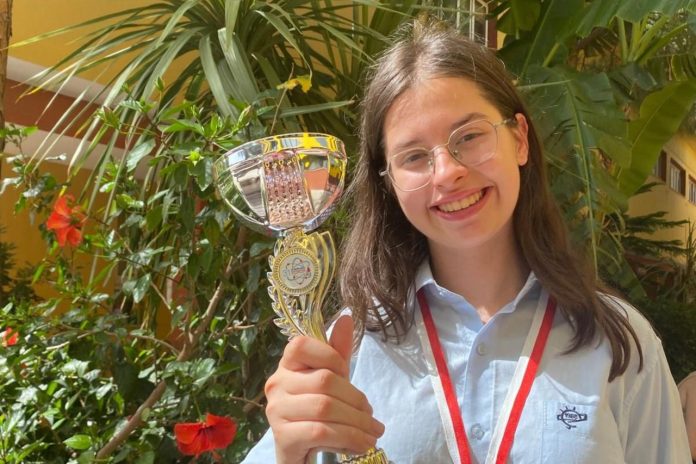 İzmirli Lise Öğrencisi Asya Ocak Dünyanın En İyi 13 Üniversitesinden Kabul Aldı