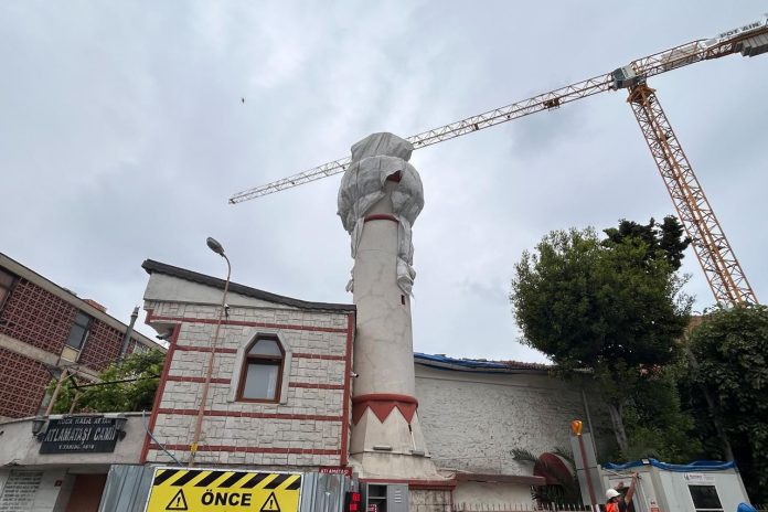 İstanbul'da Tarihi Caminin Minaresine Vinç Çarptı
