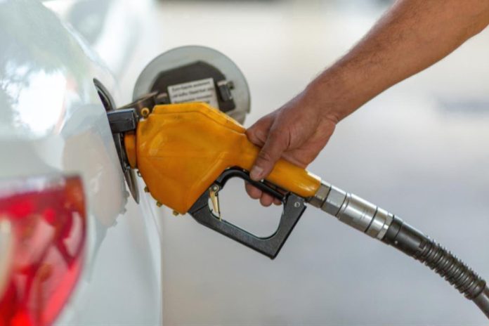 Küresel Petrol Fiyatlarındaki Düşüş Türkiye'de Akaryakıta İndirim Olarak Yansıyor